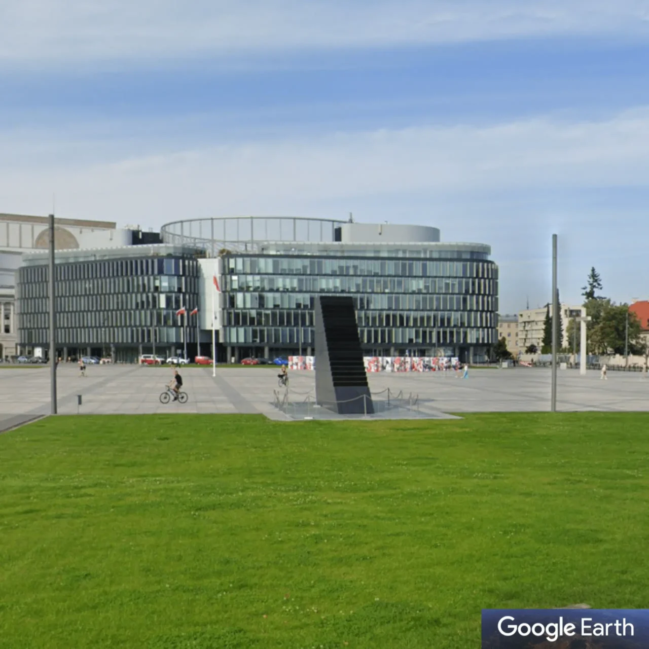 Police Successfully Resolve Incident at Warsaw Monument Amid Bomb Threat Reports
