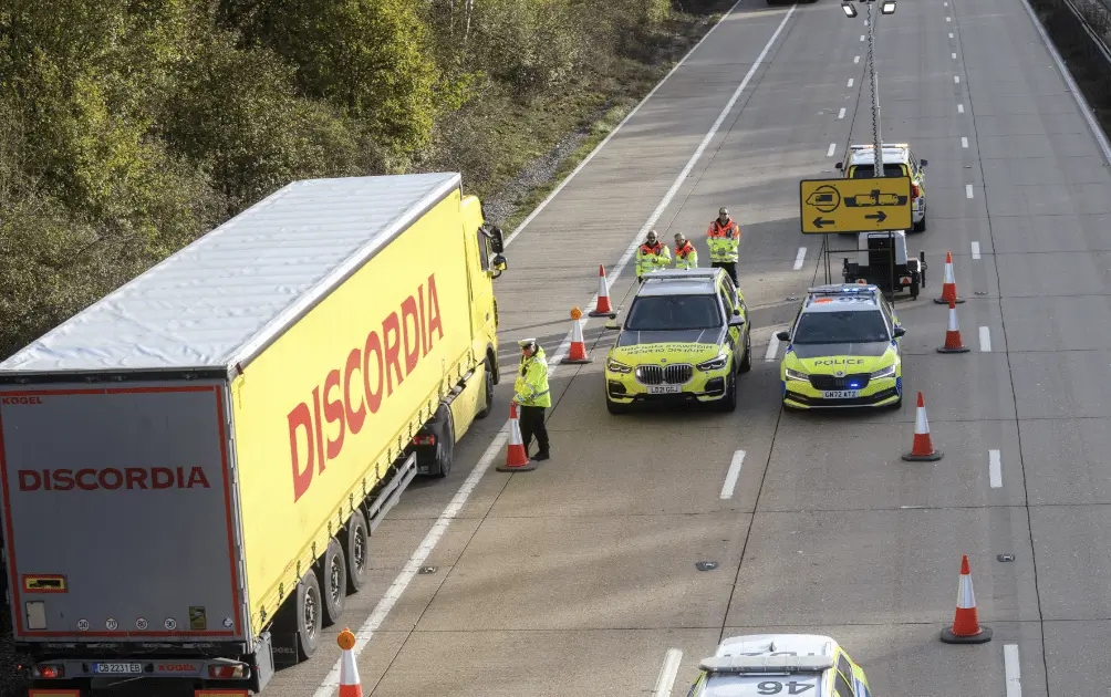 M20 Reopens After Blizzard Chaos as EU-Bound Lorries Queue – Drivers Thanked for Patience
