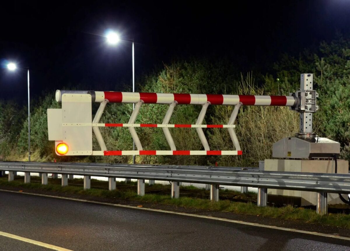 A3 Hindhead Tunnel Southbound Closed After Tech Glitch – Follow Solid Triangle Diversion for Major Delays