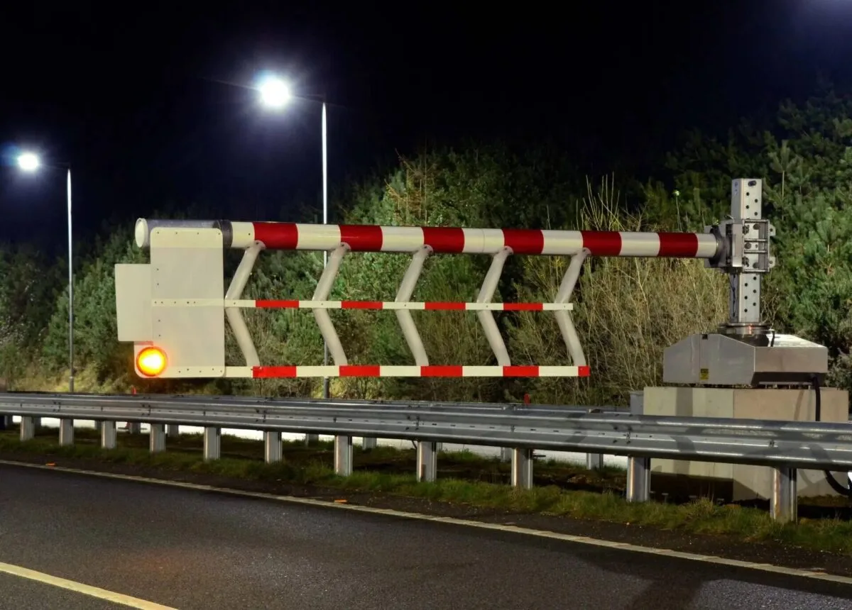 A3 Hindhead Tunnel Southbound Closed After Tech Glitch – Follow Solid Triangle Diversion for Major Delays