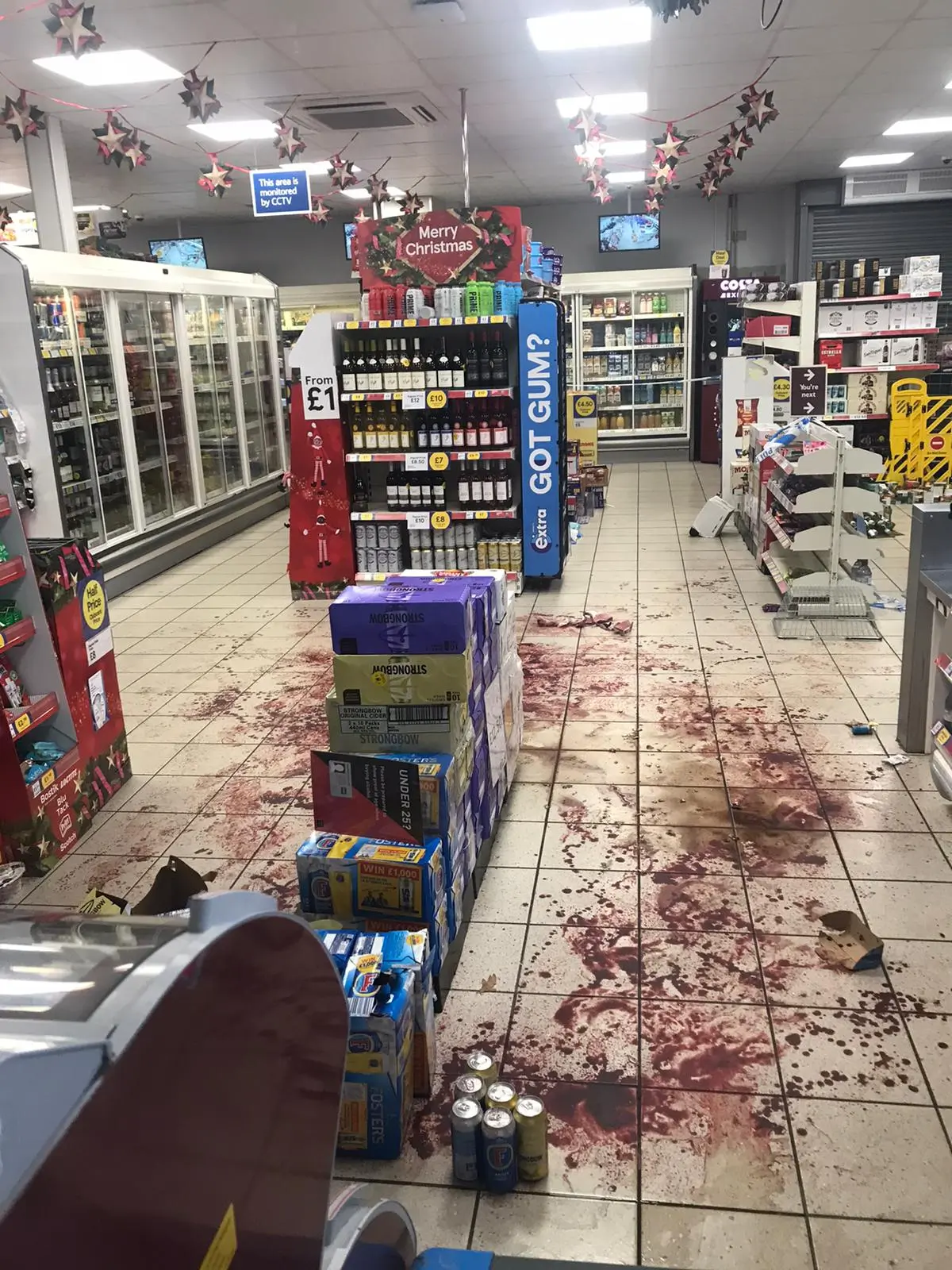Man Stabbed in Broad Daylight at Epsom Tesco – Police Launch Manhunt for Balaclava-Clad Attackers