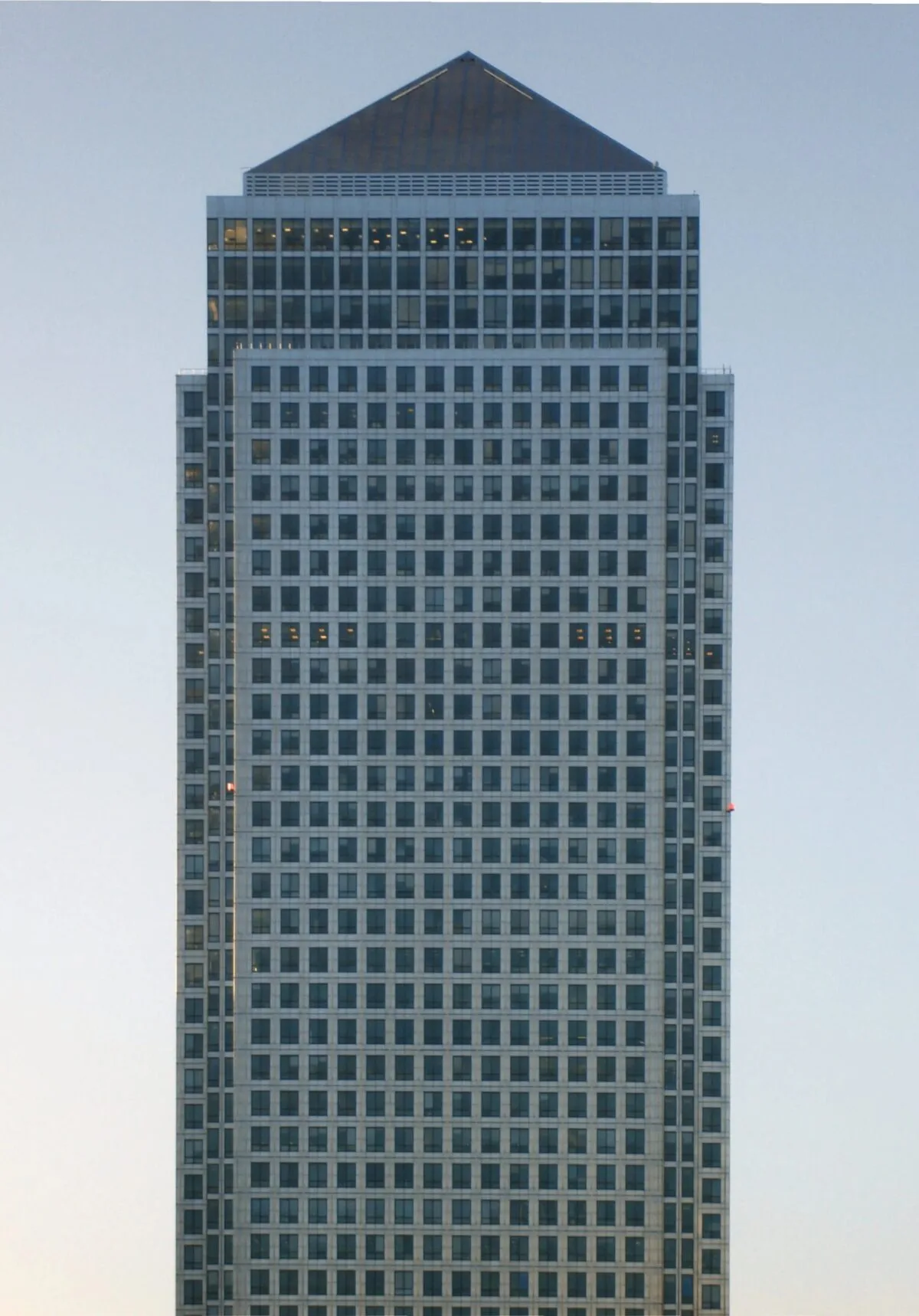 Smoke Scare at Canary Wharf: Fire Crews Race to 1 Canada Square Roof with Six Engines