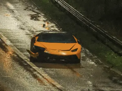 Reckless Lamborghini Driver Ignores Warnings, Crashes on A2 Near Bluewater on New Year’s Eve