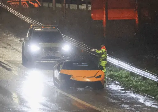 Reckless Lamborghini Driver Ignores Warnings, Crashes on A2 Near Bluewater on New Year’s Eve