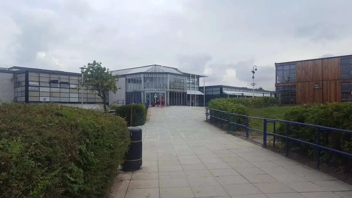 15-Year-Old Stabbed at Woolwich School: Police Hunt Suspects After SE London Attack