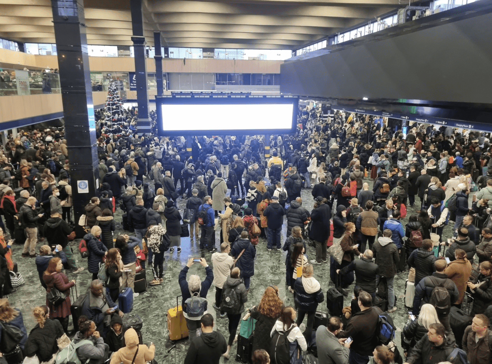 Travel Chaos Hits Britain Ahead of Christmas: Euston Station Closure, Eurostar Cancellations, and BA Flight Disruptions