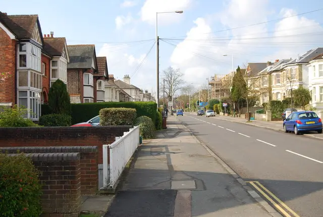 Van Driver Threatened in Armed Van Theft on Upper Grosvenor Road, Tunbridge Wells – Police Urge Witnesses to Speak Up