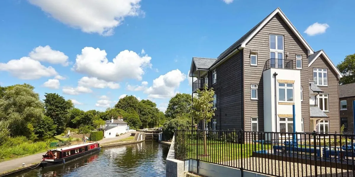 Tragic Discovery at Harefield’s Royal Quay as Woman Found Dead in Water – No Suspicious Circumstances