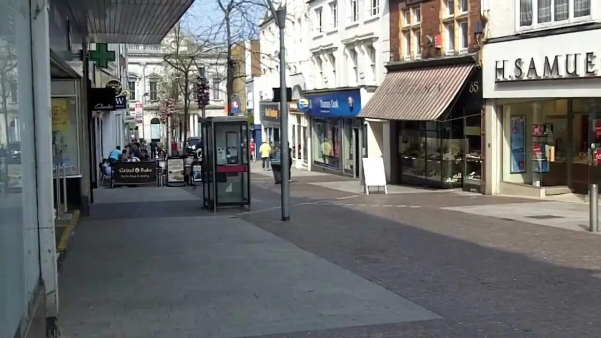 Brutal Attack on Teens at Folkestone Bus Stop – Police Release Suspect Description