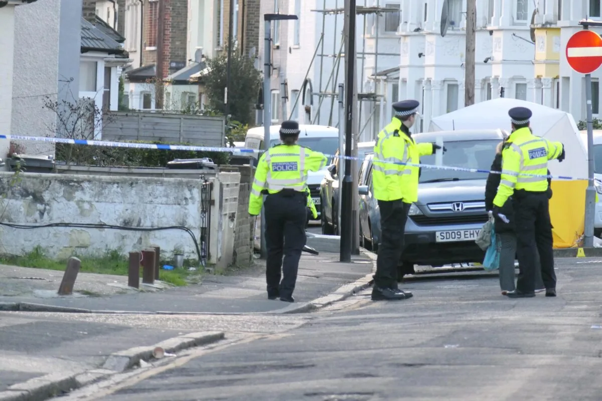 Young Man Fatally Stabbed on Grove Road, Hounslow – Police Urge Witnesses to Come Forward