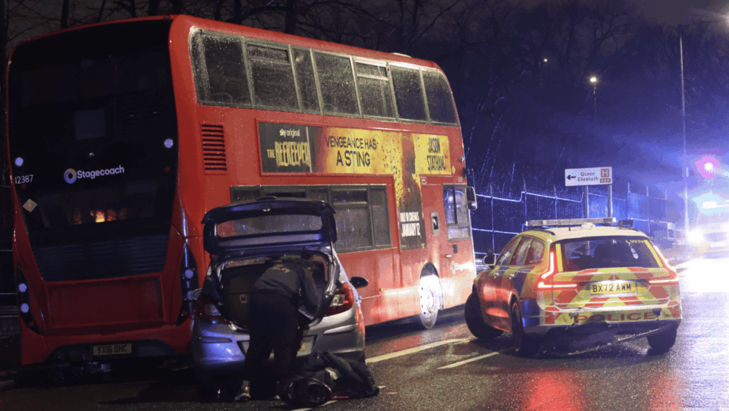 Three Met Police Officers taken to hospital after Plumstead Police
