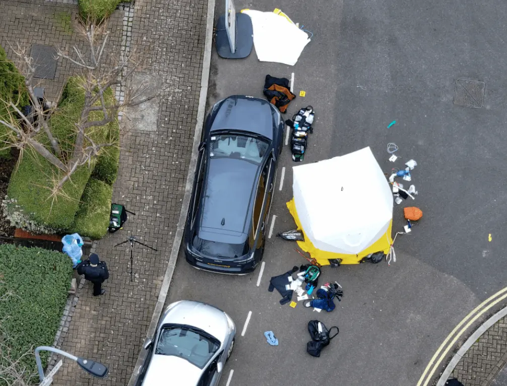 First Aerials From Scene Of Armed Police Fatally Shoot Crossbow-wielding Man In Southwark First Aerials from scene of Armed Police Fatally Shoot Crossbow-Wielding Man in Southwark