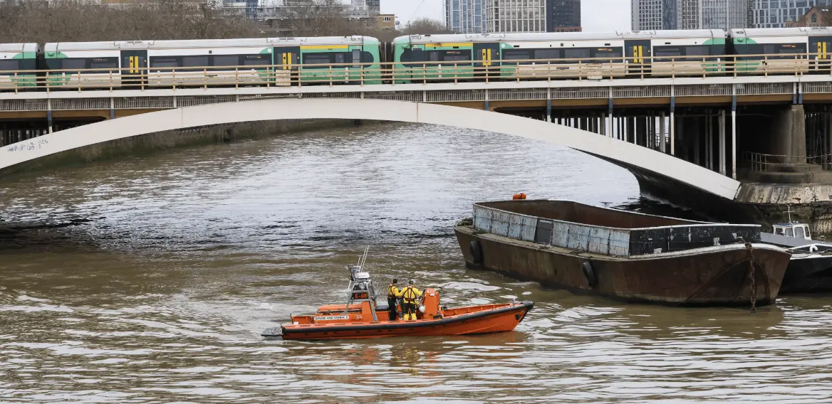 RNLI Chiswick Lifeboat and Police Hunt for Clapham Chemical Attack Suspect Abdul Ezedi in Thames
