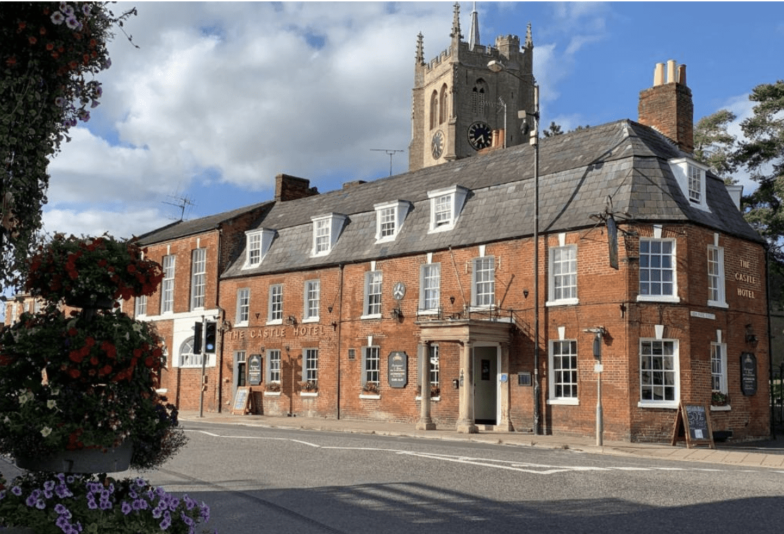 Wiltshire Police Investigate Armed Robbery at Devizes Castle Hotel