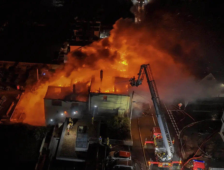 Fire Engulfs Historic Osborne View Hotel In Lee On Solent Fire Engulfs Historic Osborne View Hotel in Lee on Solent