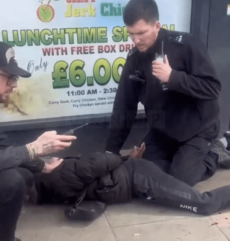 A Police Officer was hurt by a Machete styled knife