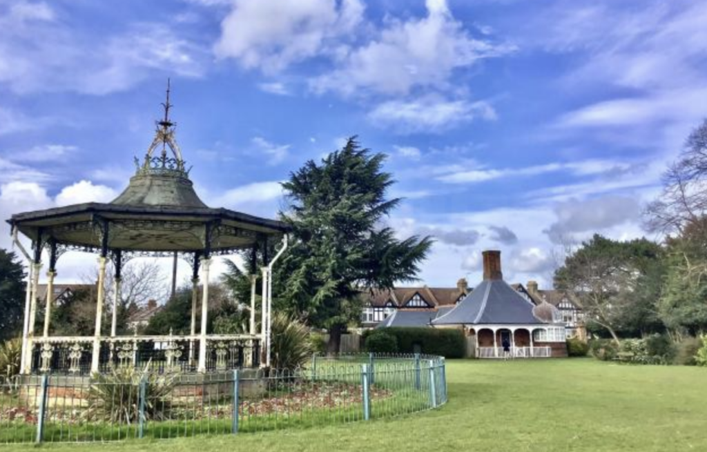 Police Respond to Reports of Knife Incident at Beckenham Park
