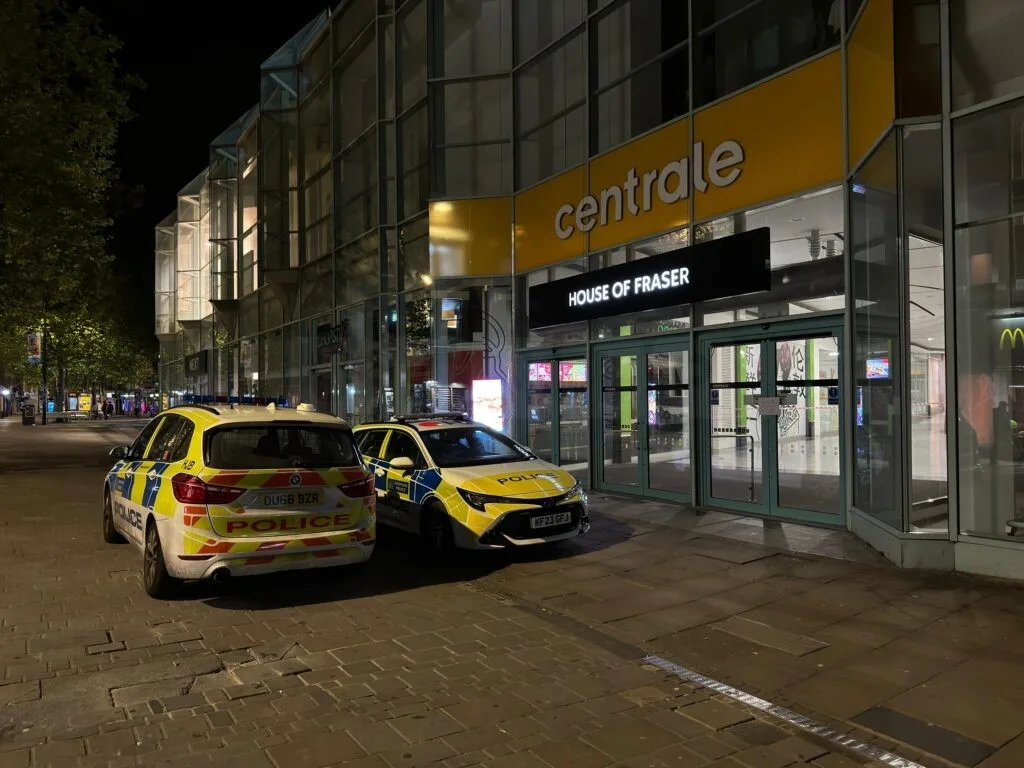 Man Stabbed In Croydon; Central Shopping Centre And Street Near Train Station Cordoned Off By Police Man Stabbed in Croydon; Central Shopping Centre and Street Near Train Station Cordoned Off by Police