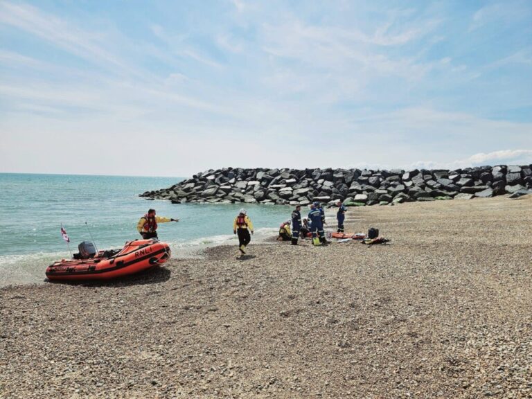 Selsey Coastguard and Lifeboat Responds to Injured Swimmer