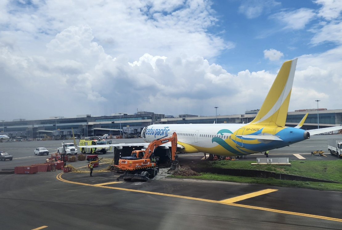 Cebu Pacific Airbus A321neo Stuck in Mud at Manila Airport