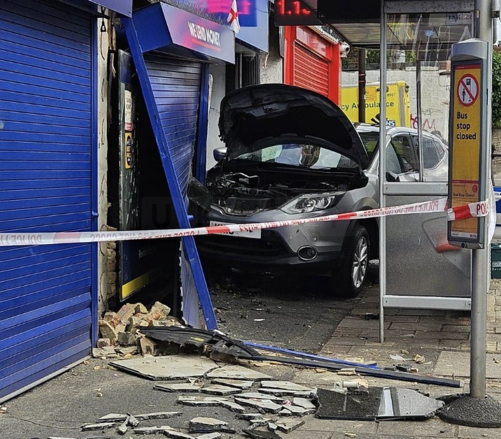 Car Crashes Into Building on London Road, No Serious Injuries Reported