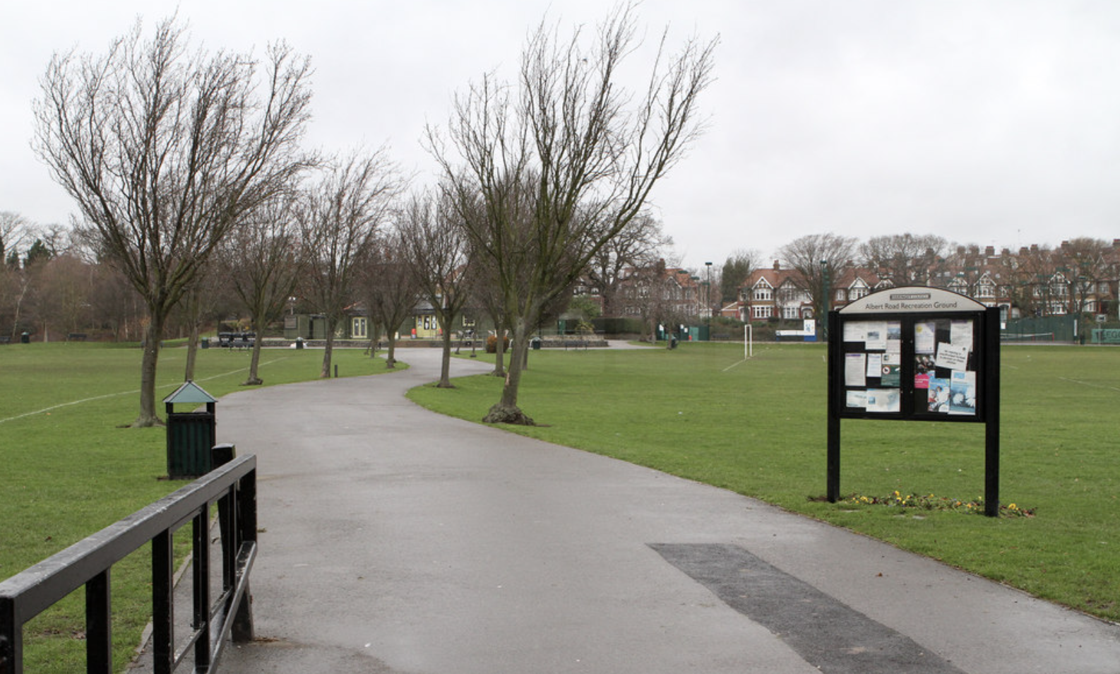 Manhunt Underway After Teen Stabbed in North London Park
