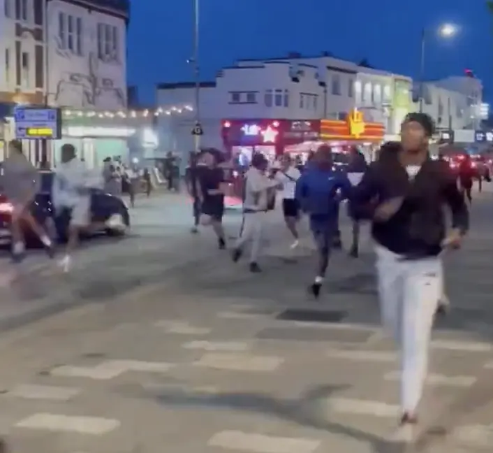 Six Arrested and Dispersal Zone Enforced in Southend Amid Reports of Young Men Carrying Large Knives