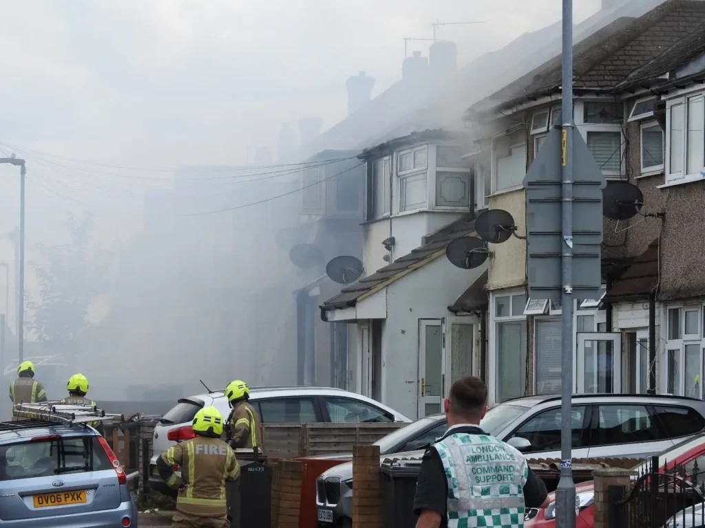 Single99 Major Fire Engulfs Dagenham Residences