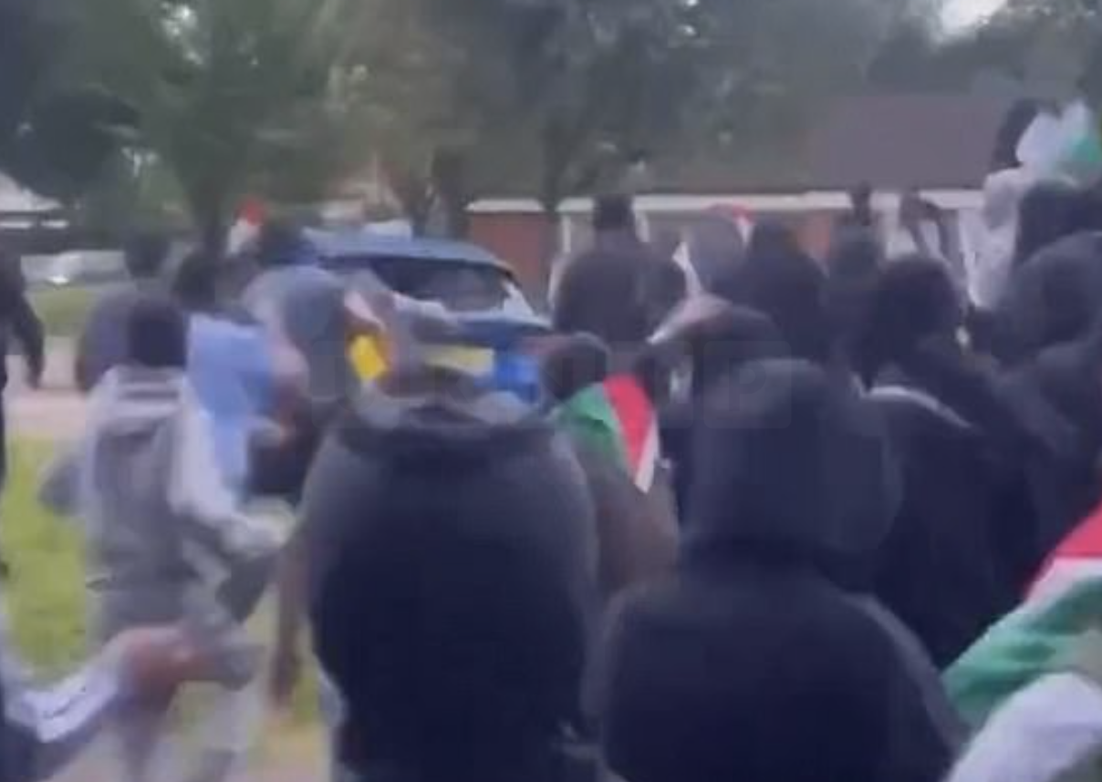 Armed Mobs Roam the Streets of Plymouth Amid Rising Tensions – (ID 1418791)