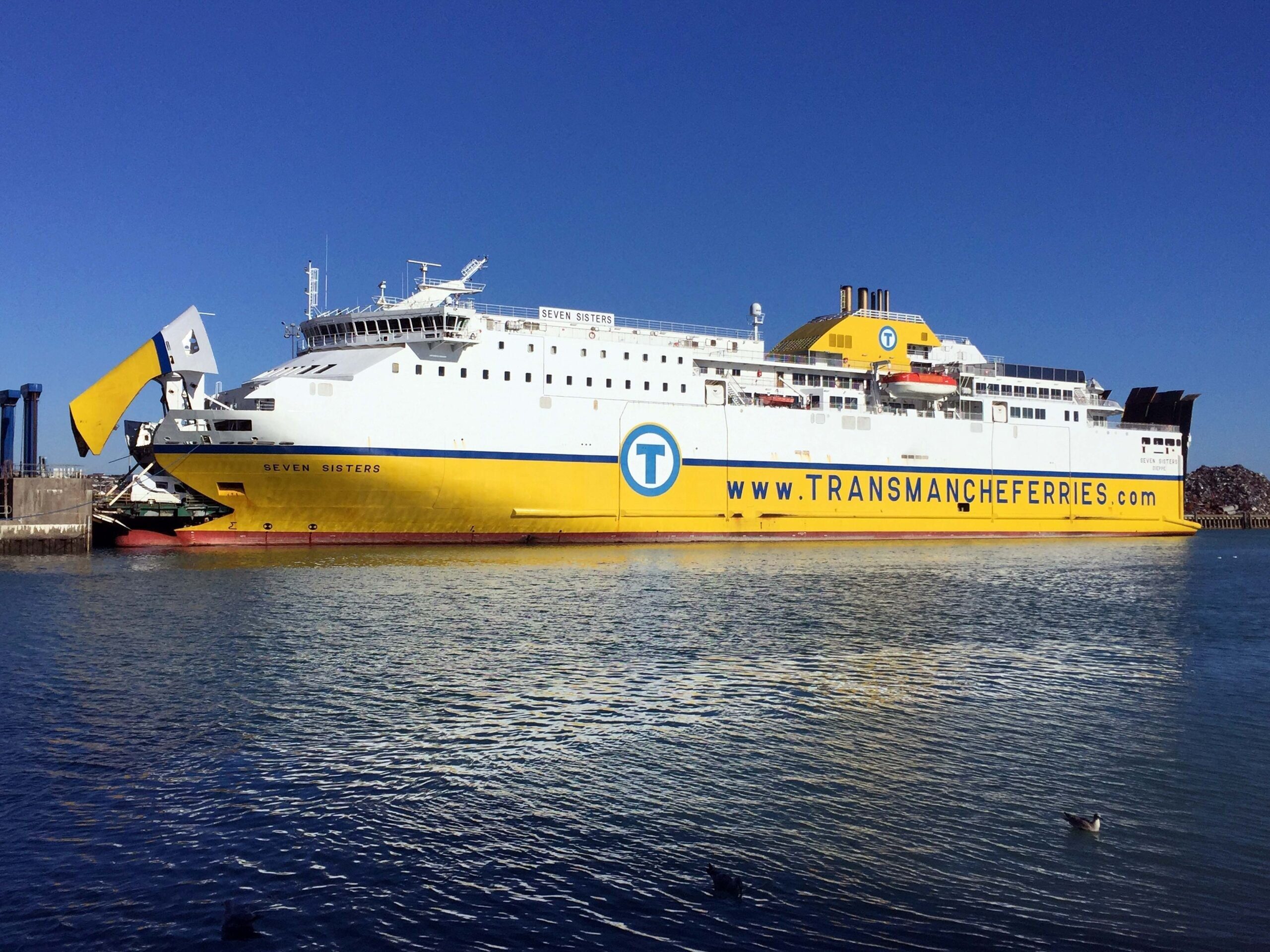 People Smuggler Convicted After 7 Migrants Found in Overheated Lorry Compartment