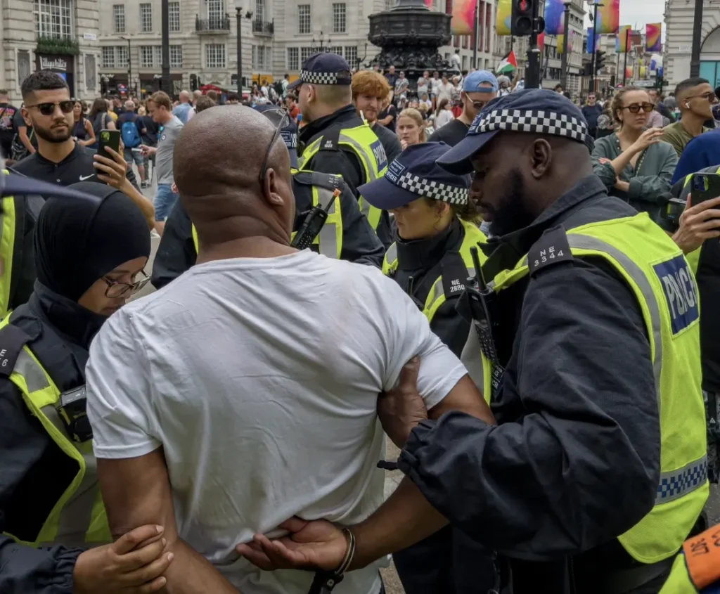 Police Respond Swiftly to Nazi Salute at Protest