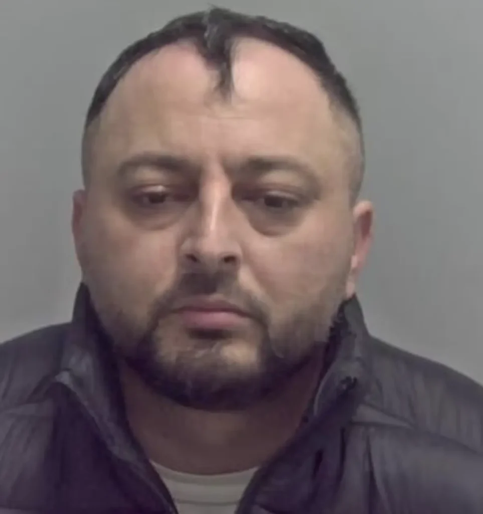 Two Men Jailed For £50,000 'lost Tourist' Distraction Thefts Two Men Jailed for £50,000 ‘Lost Tourist’ Distraction Thefts