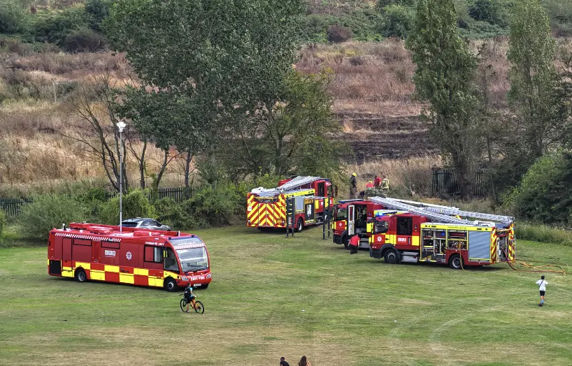 Firefighters Tackle Large Grass Fire at Spring Farm Park in Rainham