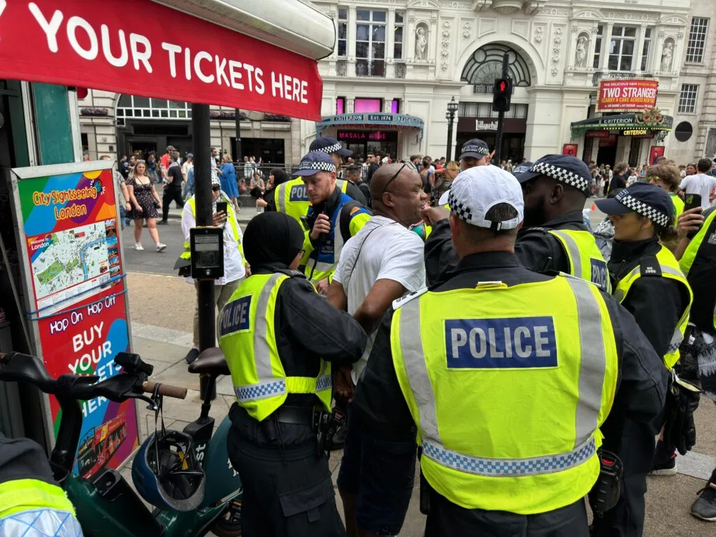 Police Respond Swiftly to Nazi Salute at Protest