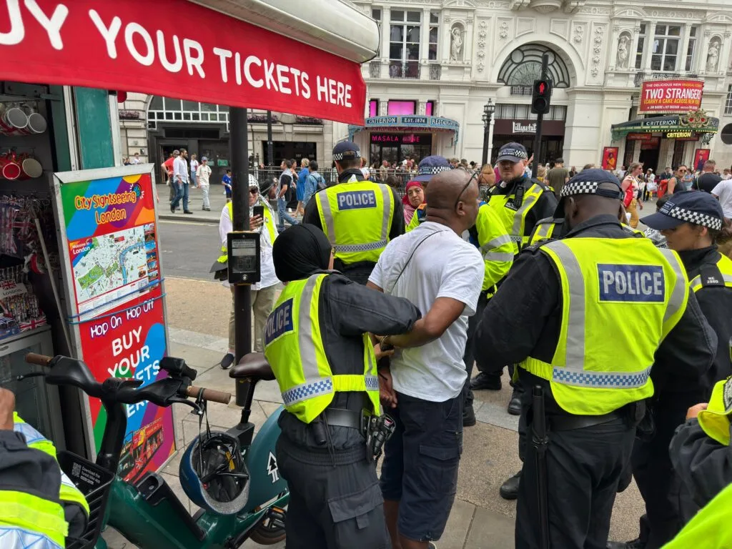 Police Respond Swiftly to Nazi Salute at Protest