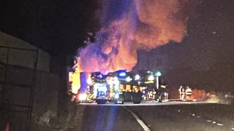 M20 in Kent closed after major blaze rips through Lorry