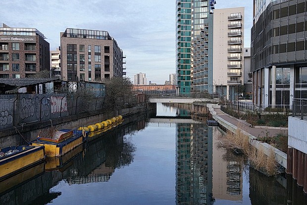 Man in His 20s Rushed to Hospital After Late-Night Stabbing in Hackney Wick