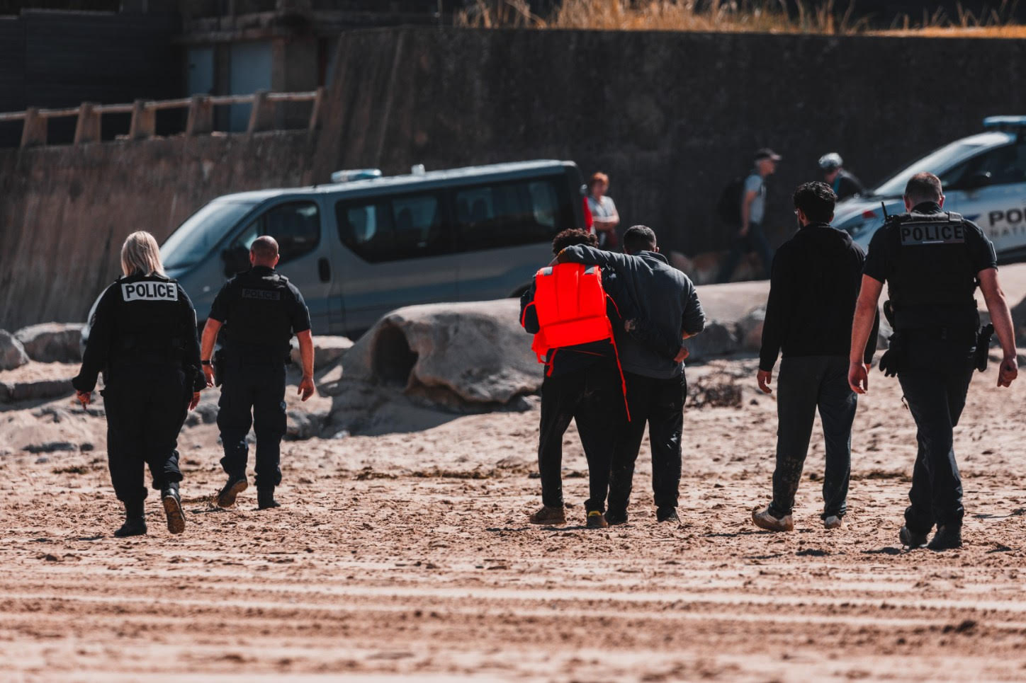 One Dead After Attempted Channel Crossing as Migrant Boat Sinks Off Calais