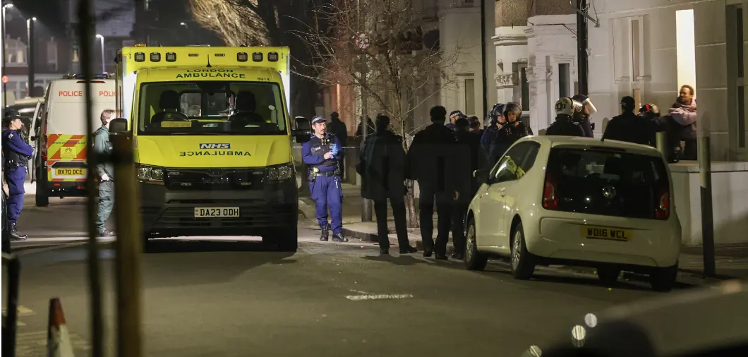 Man Safely Detained After Eight-hour Stand-off With Met Police In South London Man Safely Detained After Eight-Hour Stand-Off with Met Police in South London