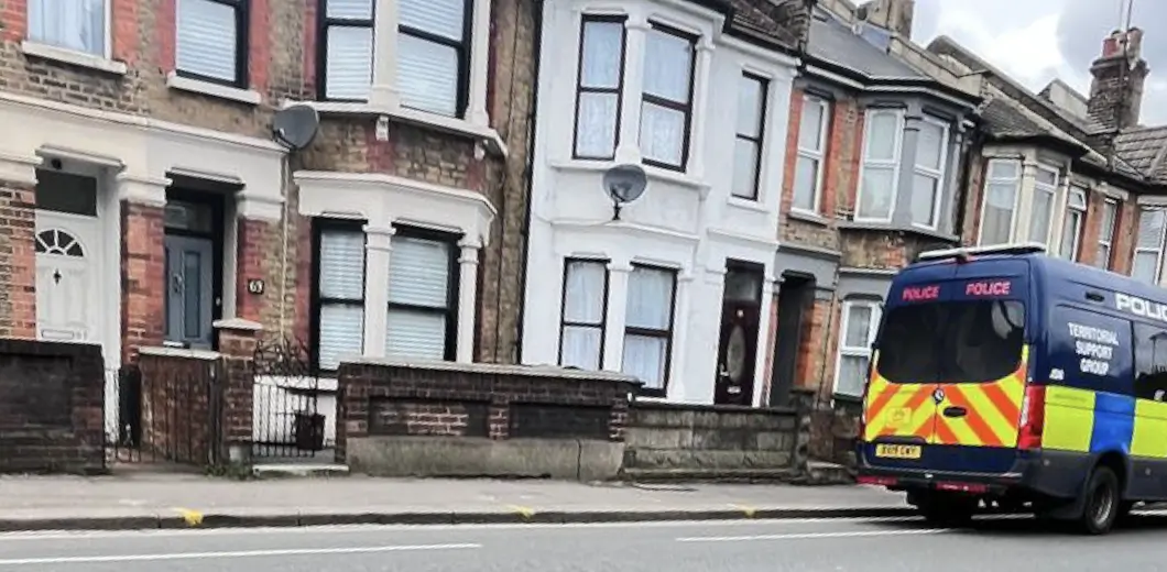 Met Police Tsg Officers Carry Out Dramatic Raid In Walthamstow Met Police TSG Officers Carry Out Dramatic Raid in Walthamstow