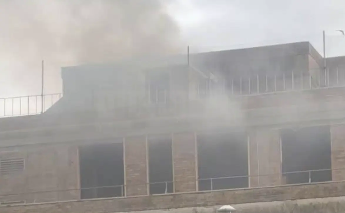 Firefighters Battle Warehouse Blaze at Poundland in Worthing