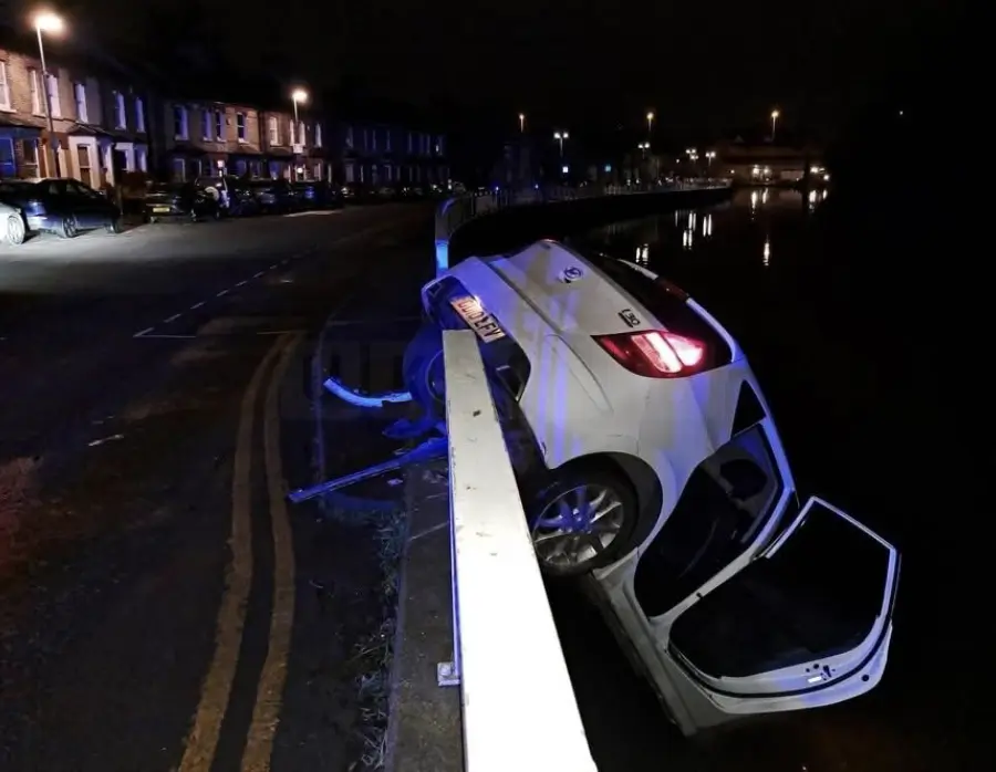 Uninsured Drink Driver Banned After Crashing Car into Riverside Railings in Cambridge
