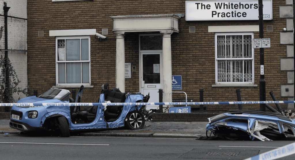 Stolen Car Crashes narrowly missing  Doctors Surgery in Croydon After Failing to Stop for Police – UKNIP