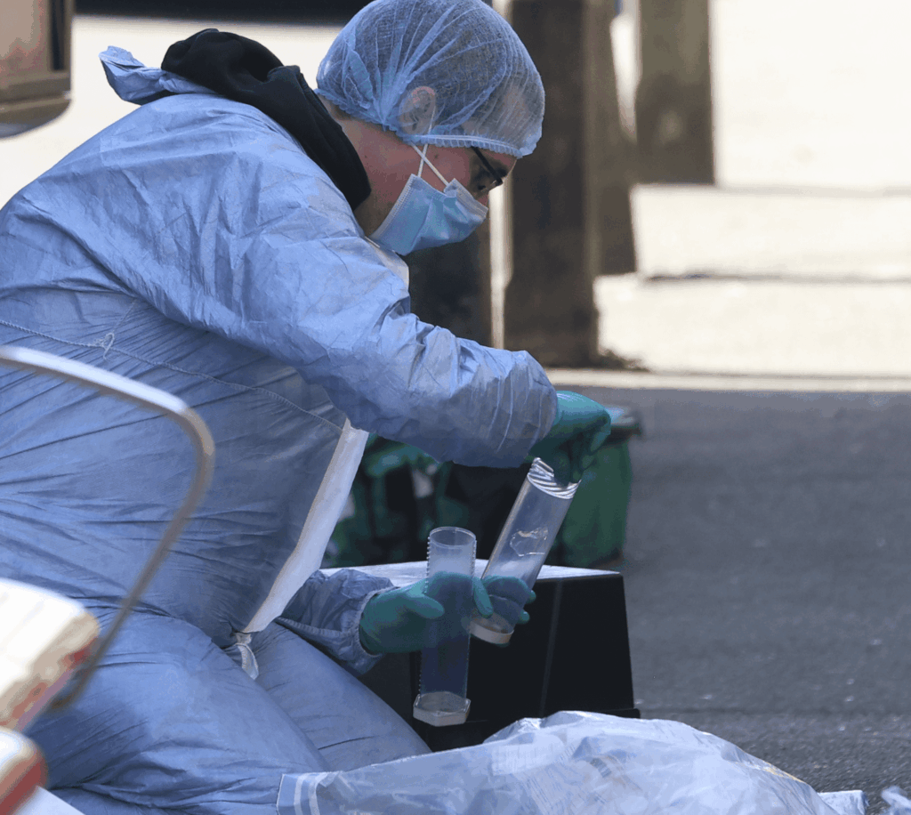 Police officer injured by glass in London night bus knife attack that  leaves 2 in hospital – UKNIP