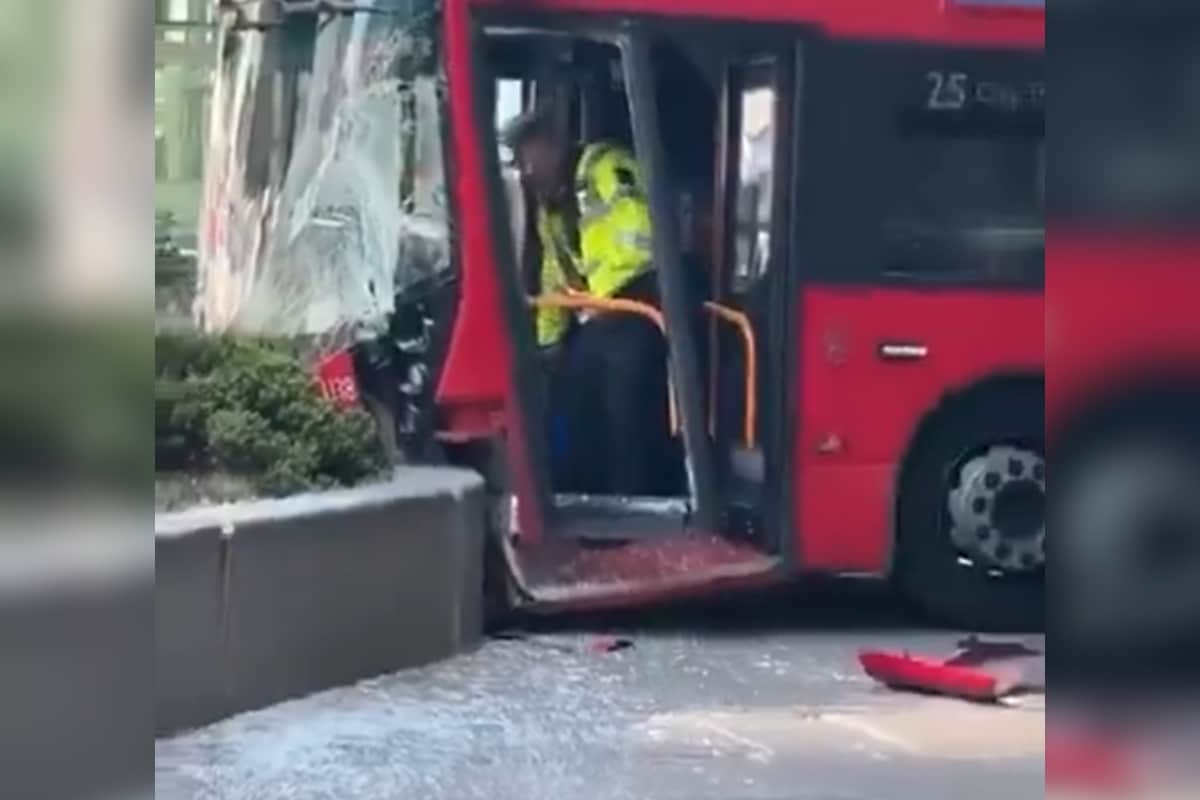 One Person Hospitalised After Bus Crash Outside St Paul’s Underground Station