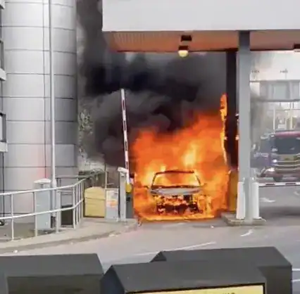 Car Engulfed in Flames at Gatwick Airport Car Park – UKNIP