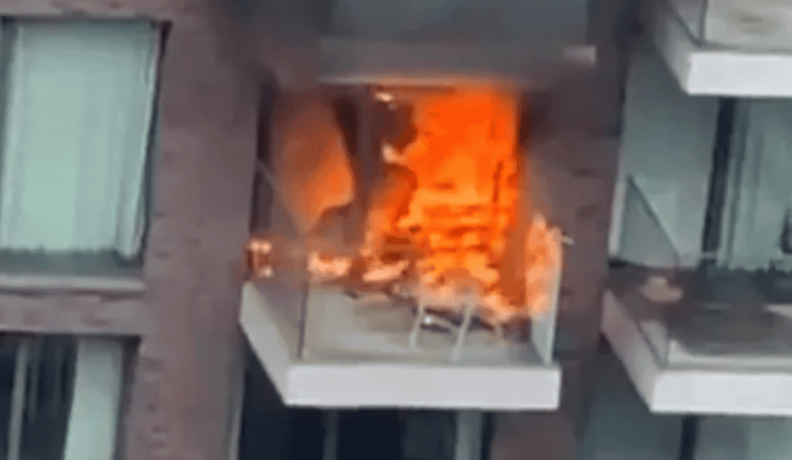 Live Picture Updates:Fifteen fire engines and around 100 firefighters battle East London Blaze