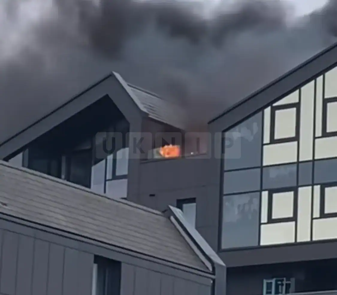 Major Fire Erupts at Walthamstow Block of Flats – 15 Fire Engines at Scene