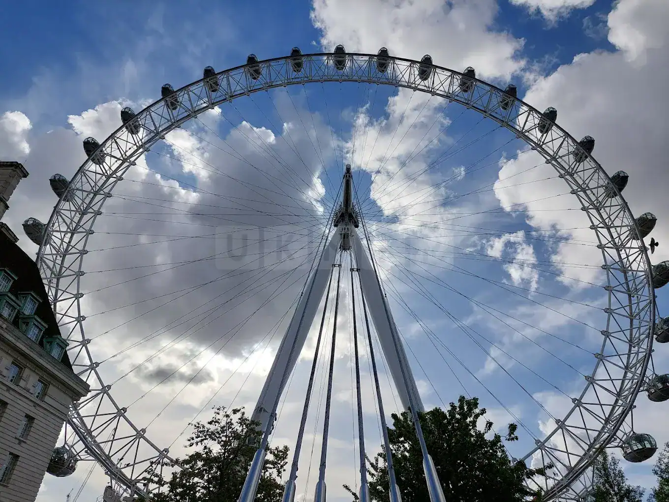 London Eye Breaks Down on Hottest Day of Year