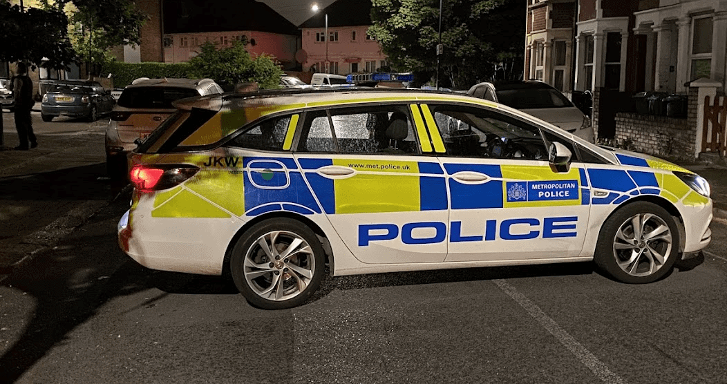 Man in His 20s Stabbed on Kilburn High Road — Police Hunt Suspect